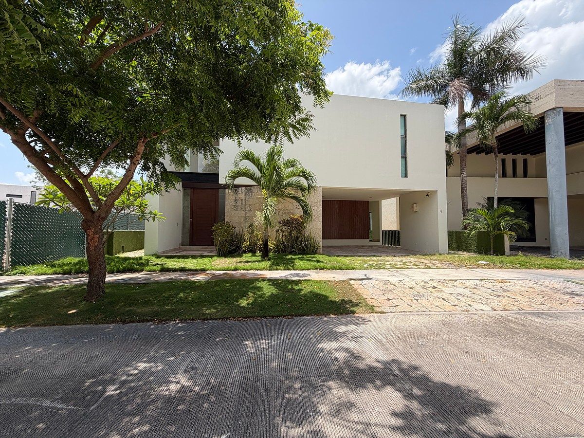 Residencia en venta Privada Kutz en el Yucatán Country Club, foto 1 de 34