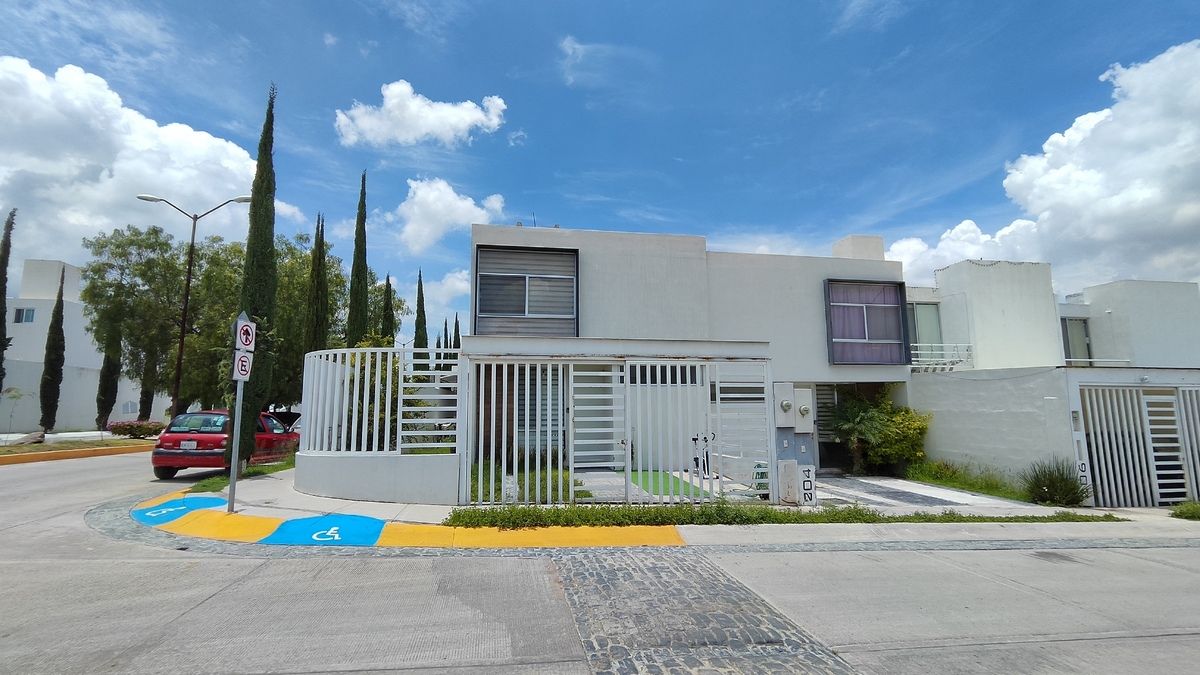1 of 31: Casa en esquina