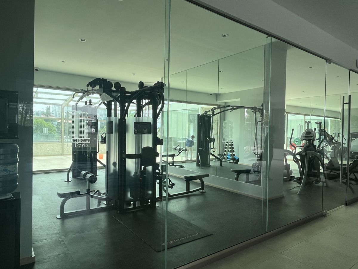 6 of 27: Gimnasio