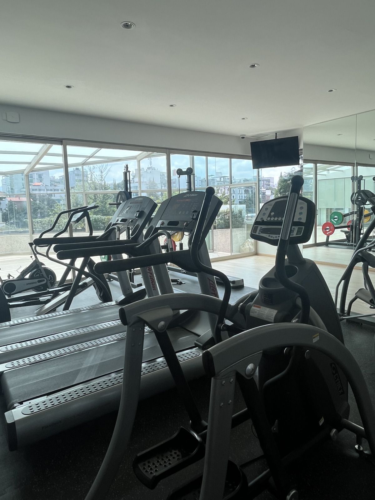 7 of 27: Gimnasio