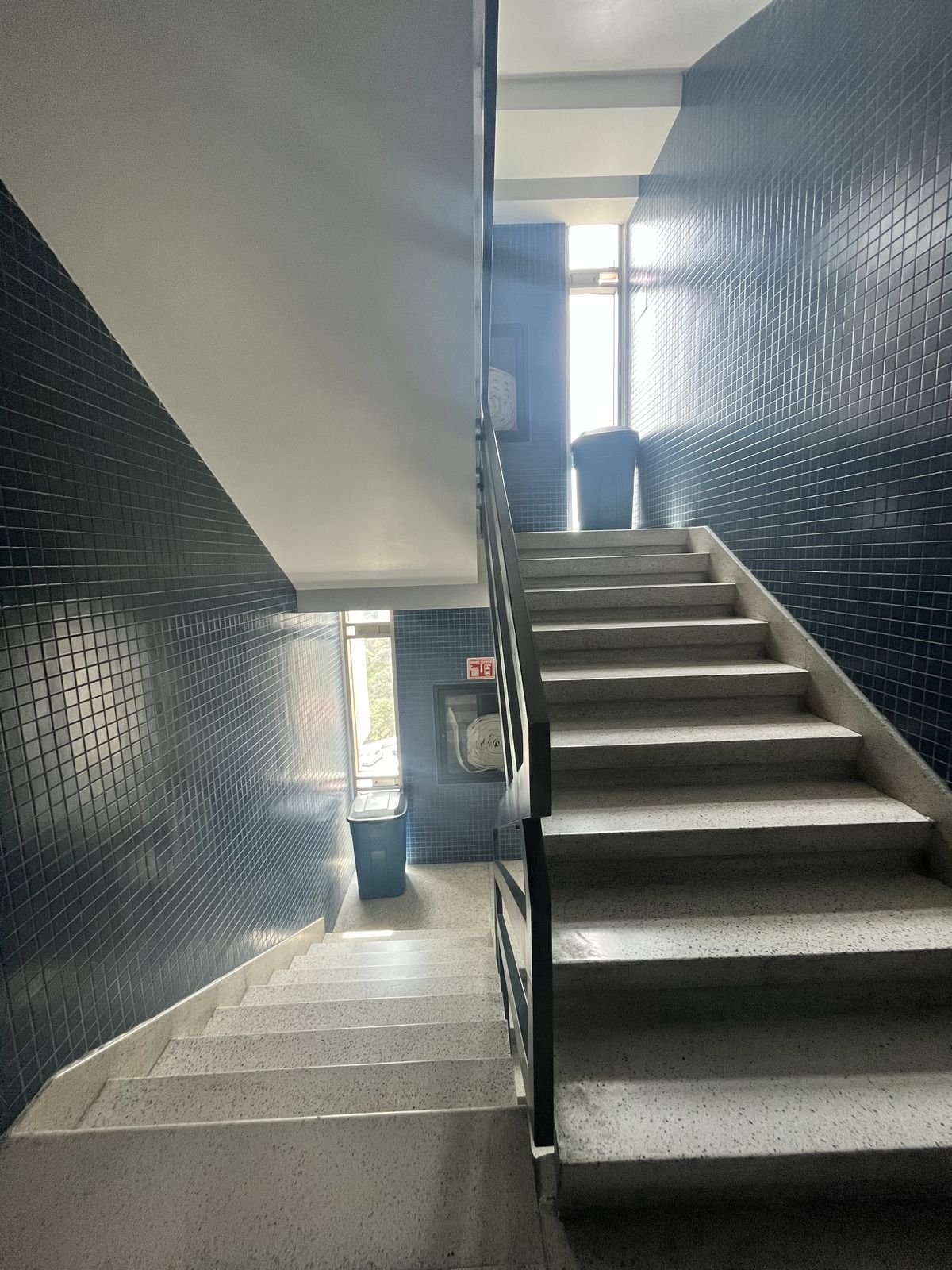 9 of 27: Escaleras de servicio