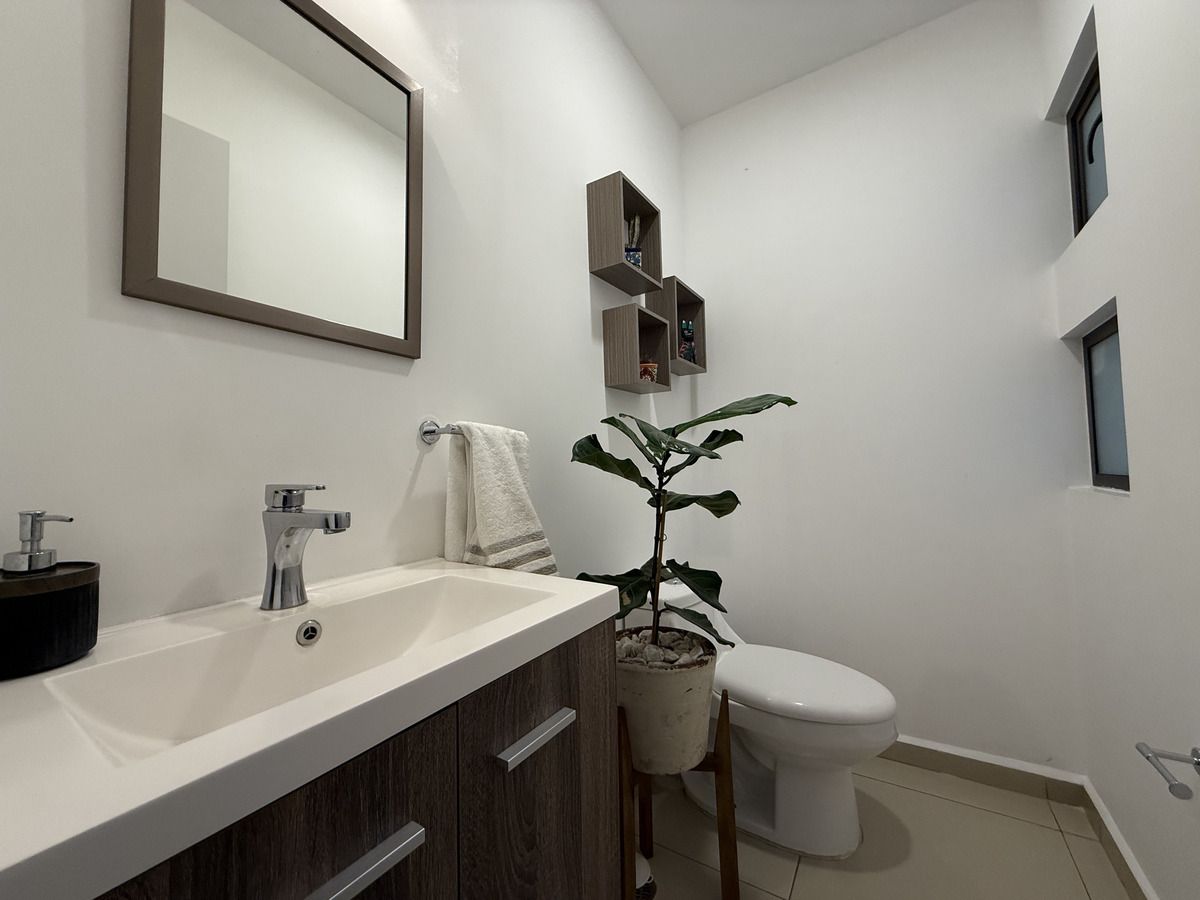 2 of 35: Medio baño de visitas