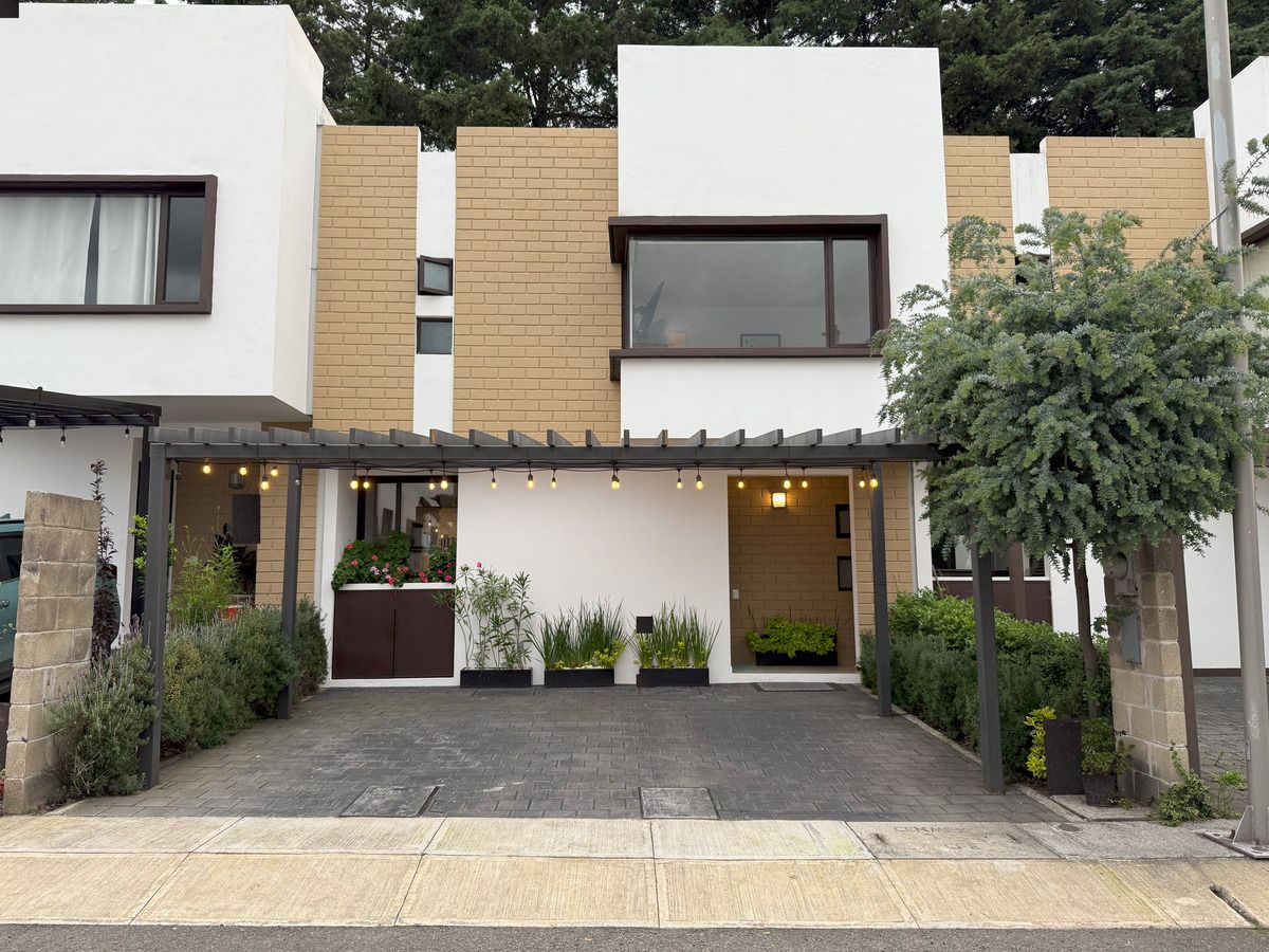 1 of 35: Fachada principal