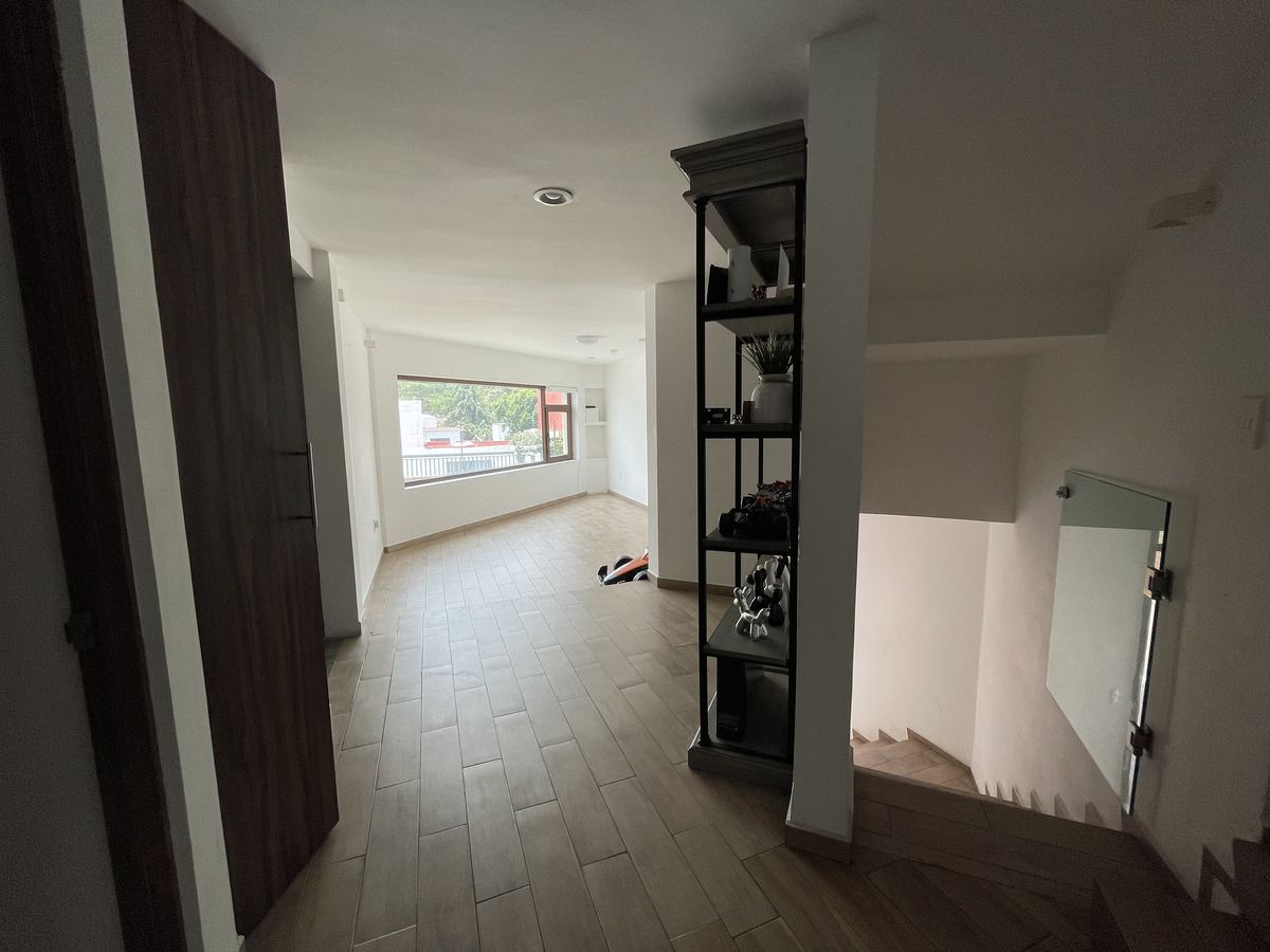 12 de 32: Desde sala hacia Family Room