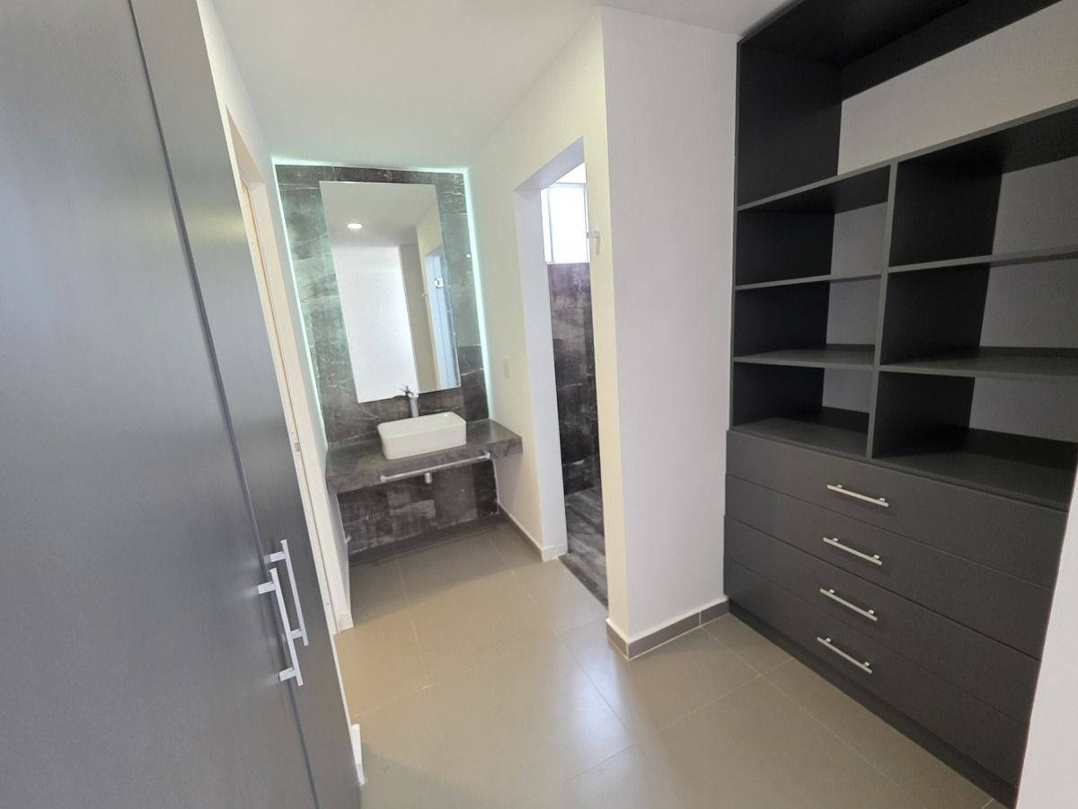 18 de 19: Vestidor de 1a habitacion secundaria con baño completo