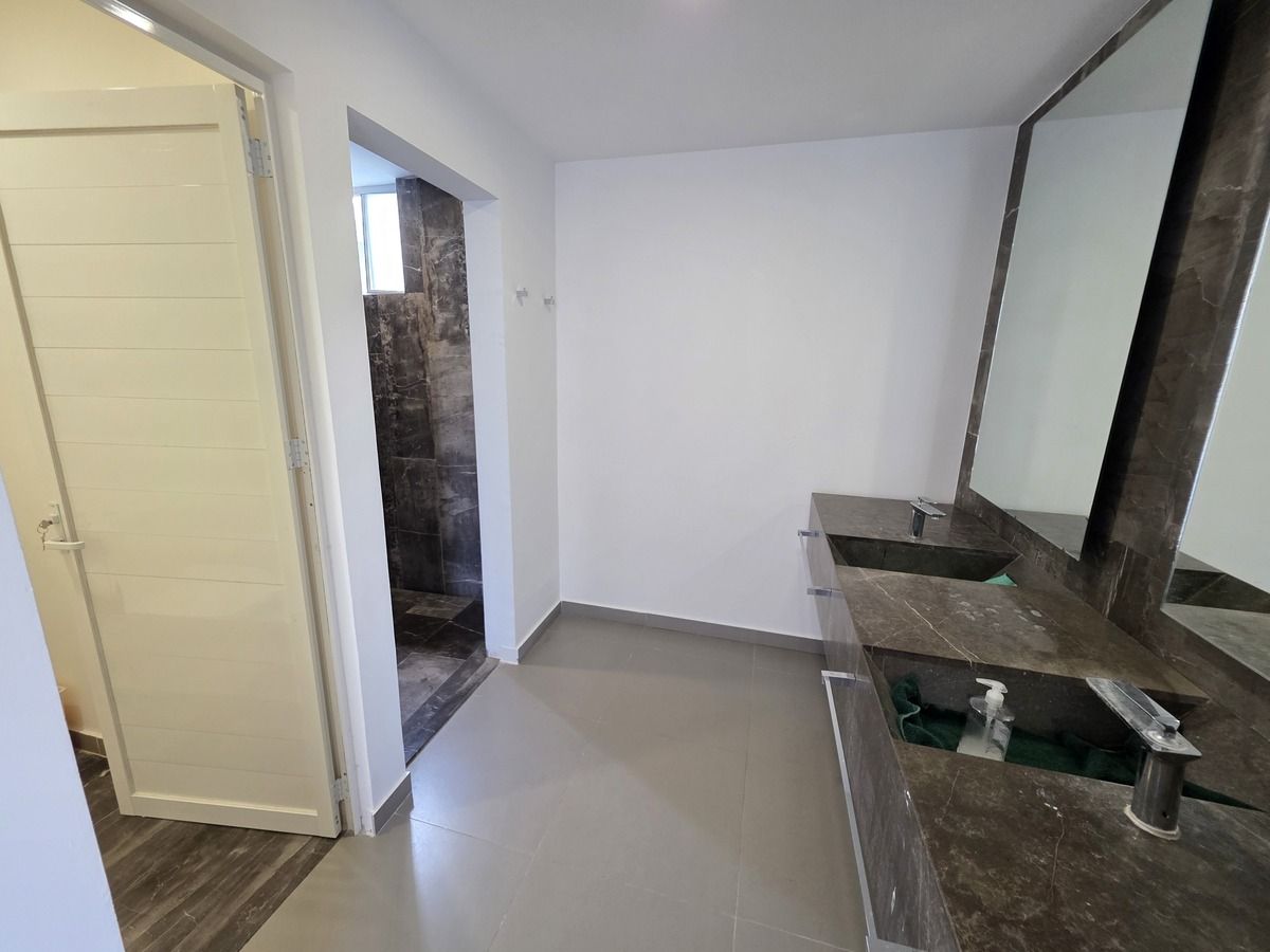15 de 19: Baño completo master suite