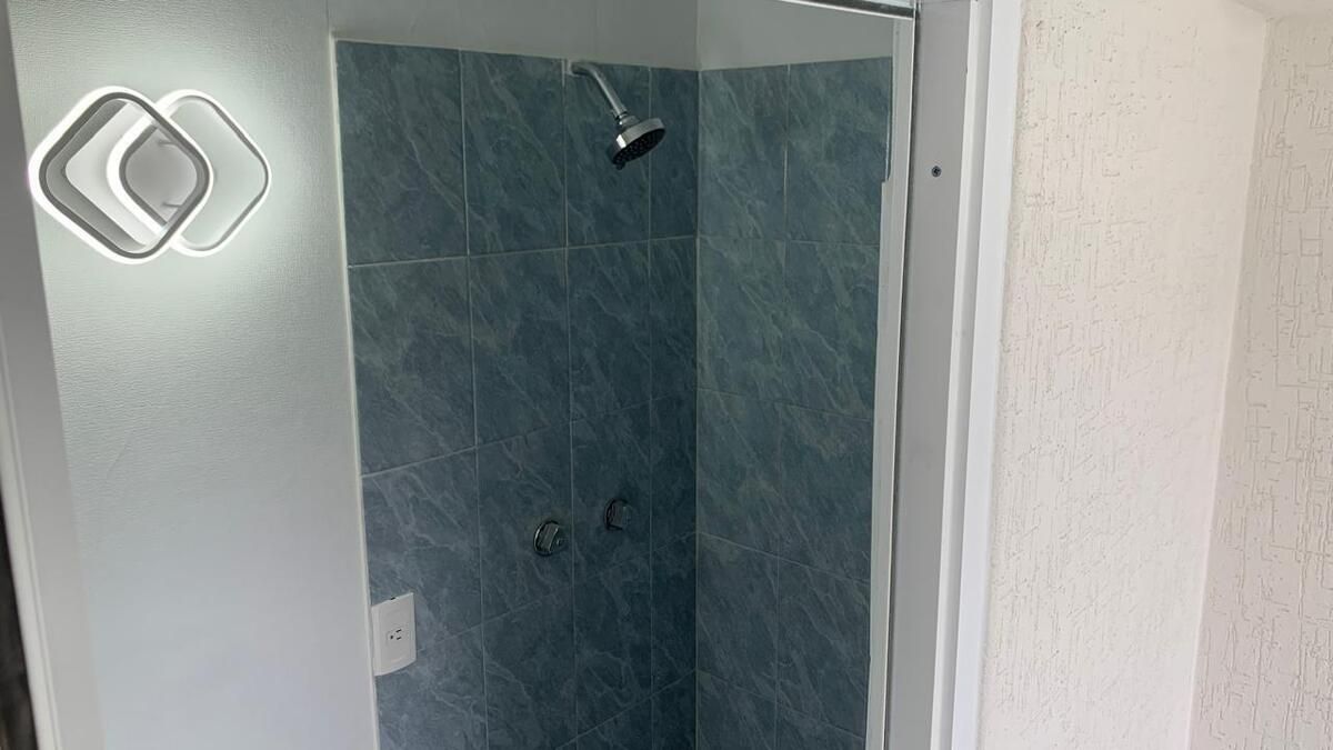 21 de 21: Baño cuarto servicio