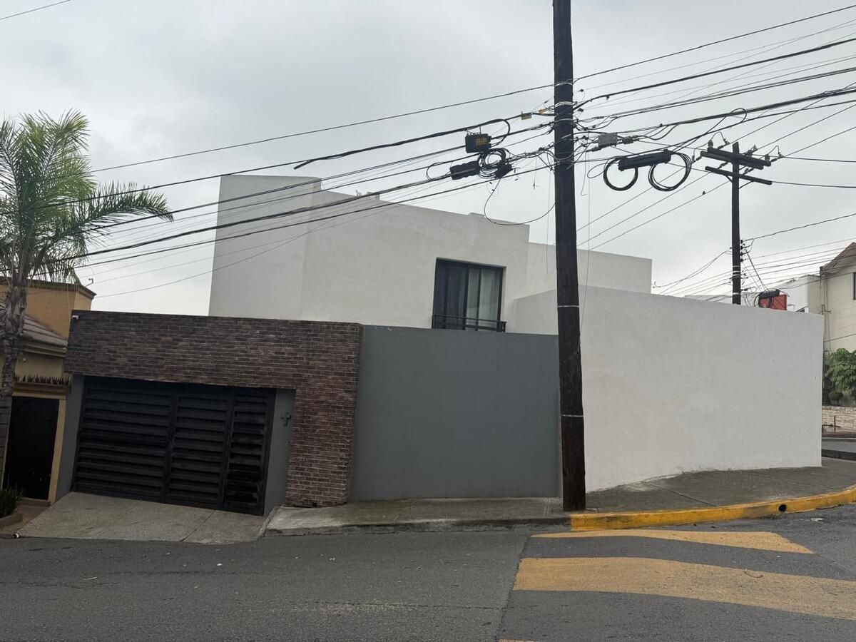 1 of 12: Fachada