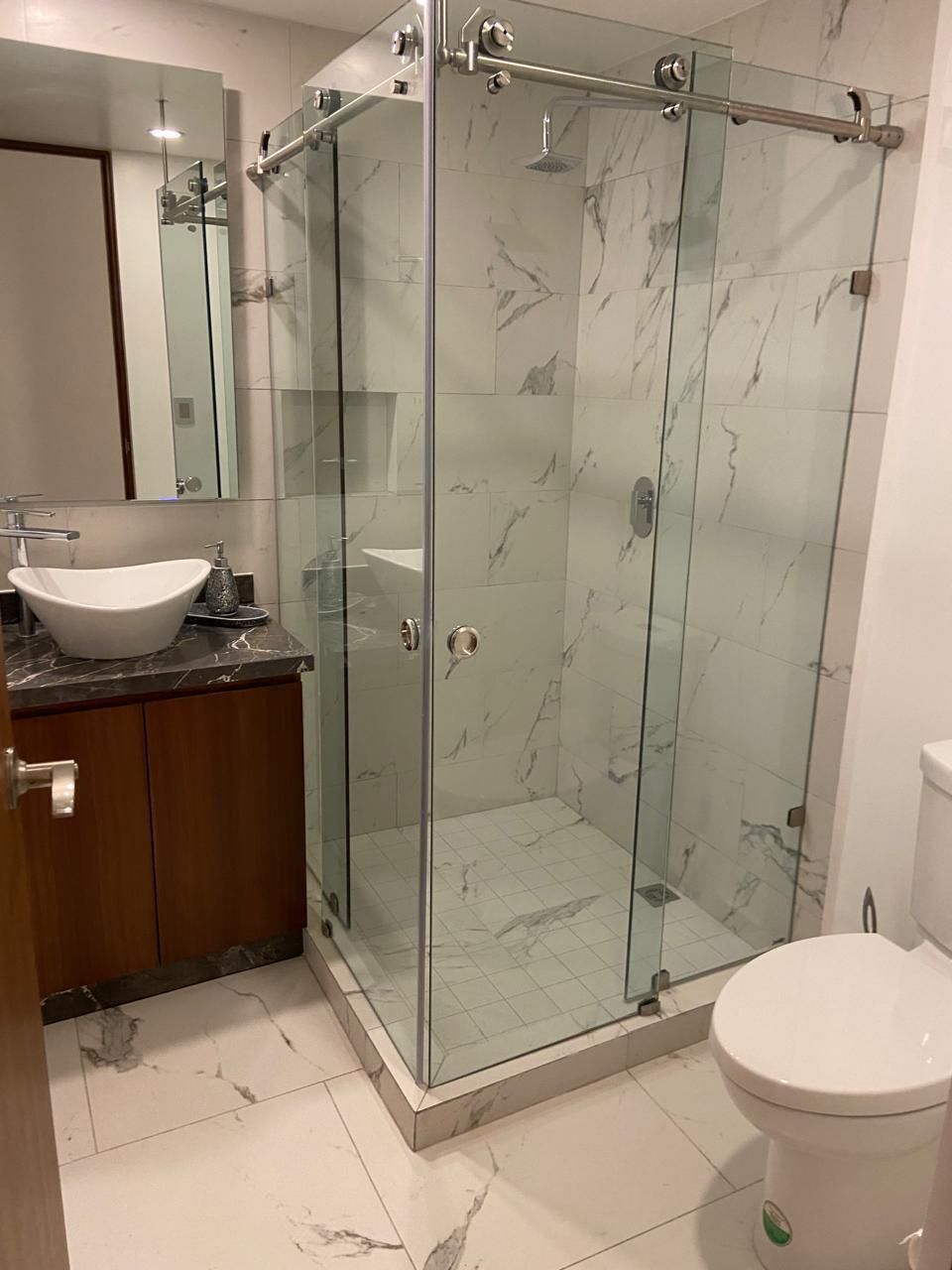 2 de 34: Baño completo con cancel vidrio templado