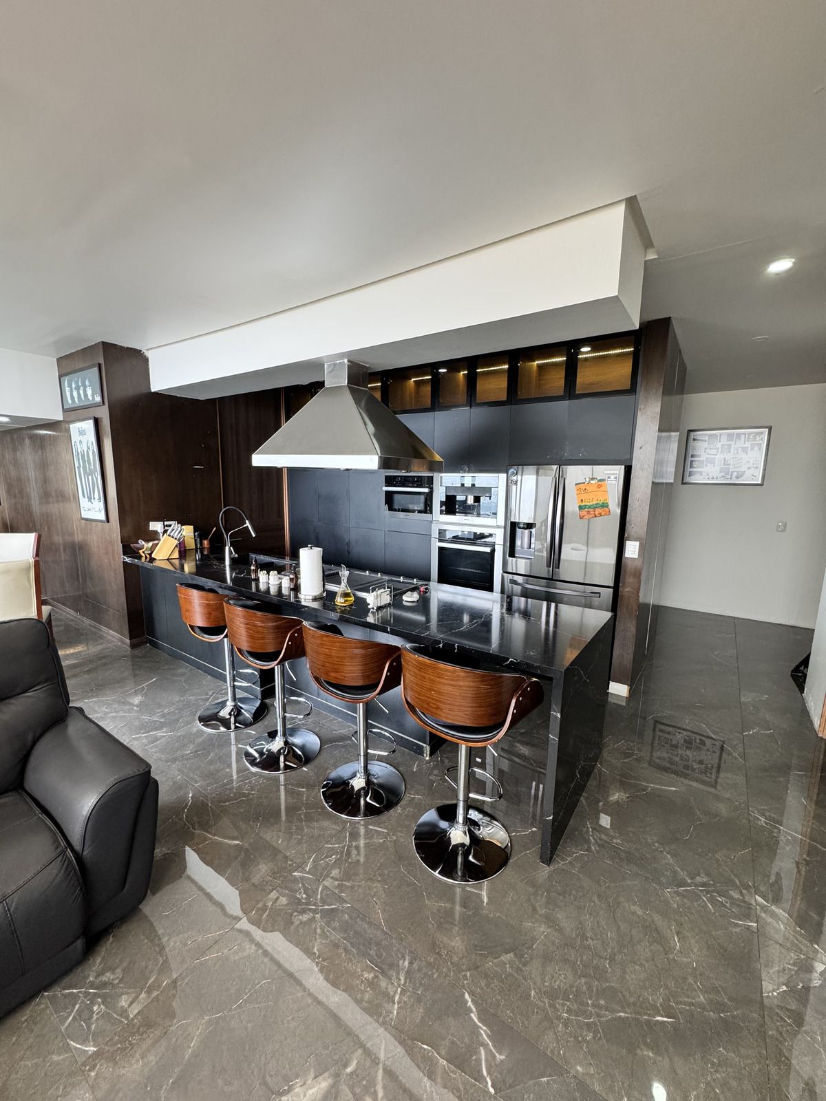 1 of 41: Cocina con Barra