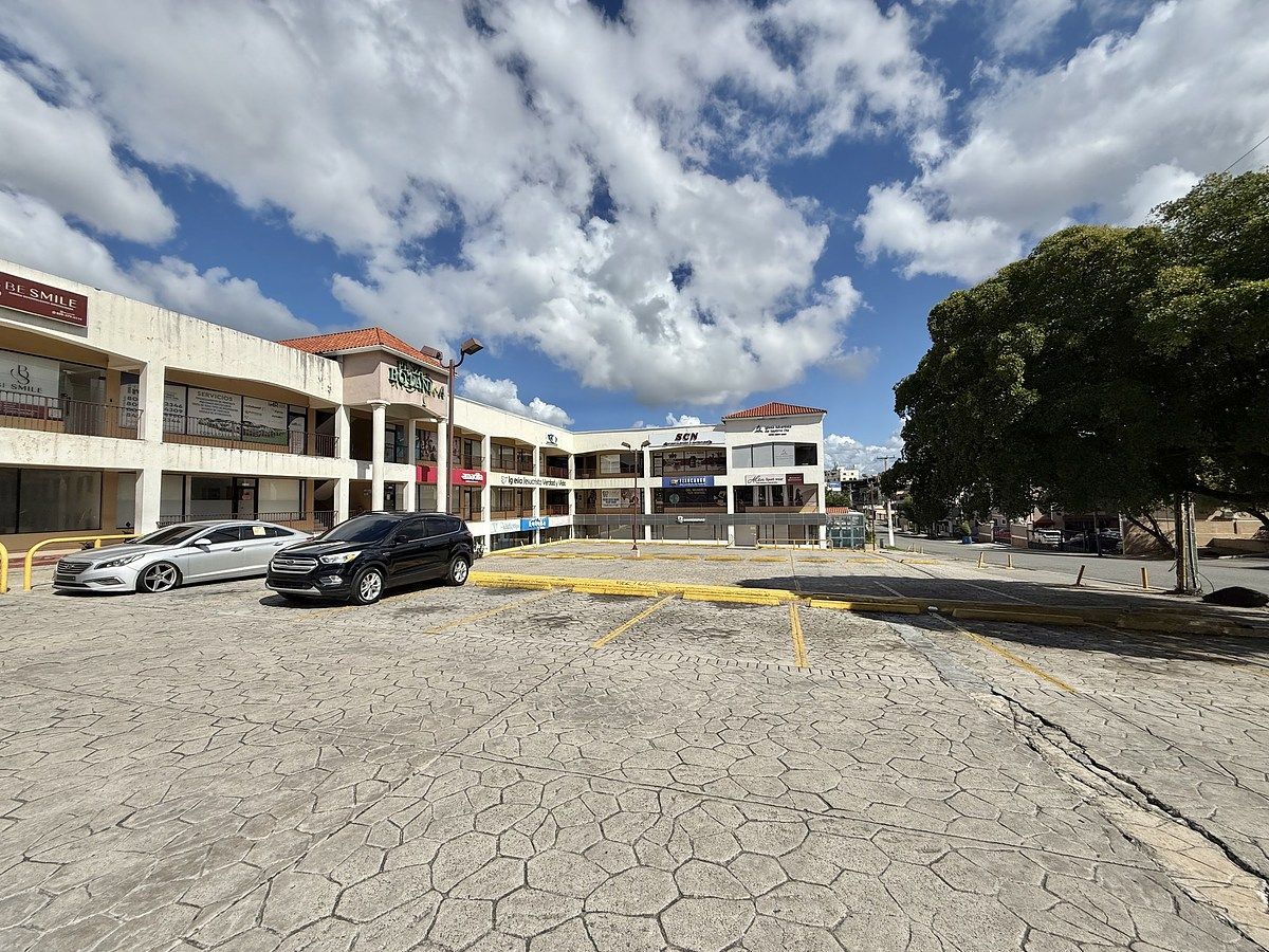 5 de 8: Plaza y restaurantes a distancia caminando