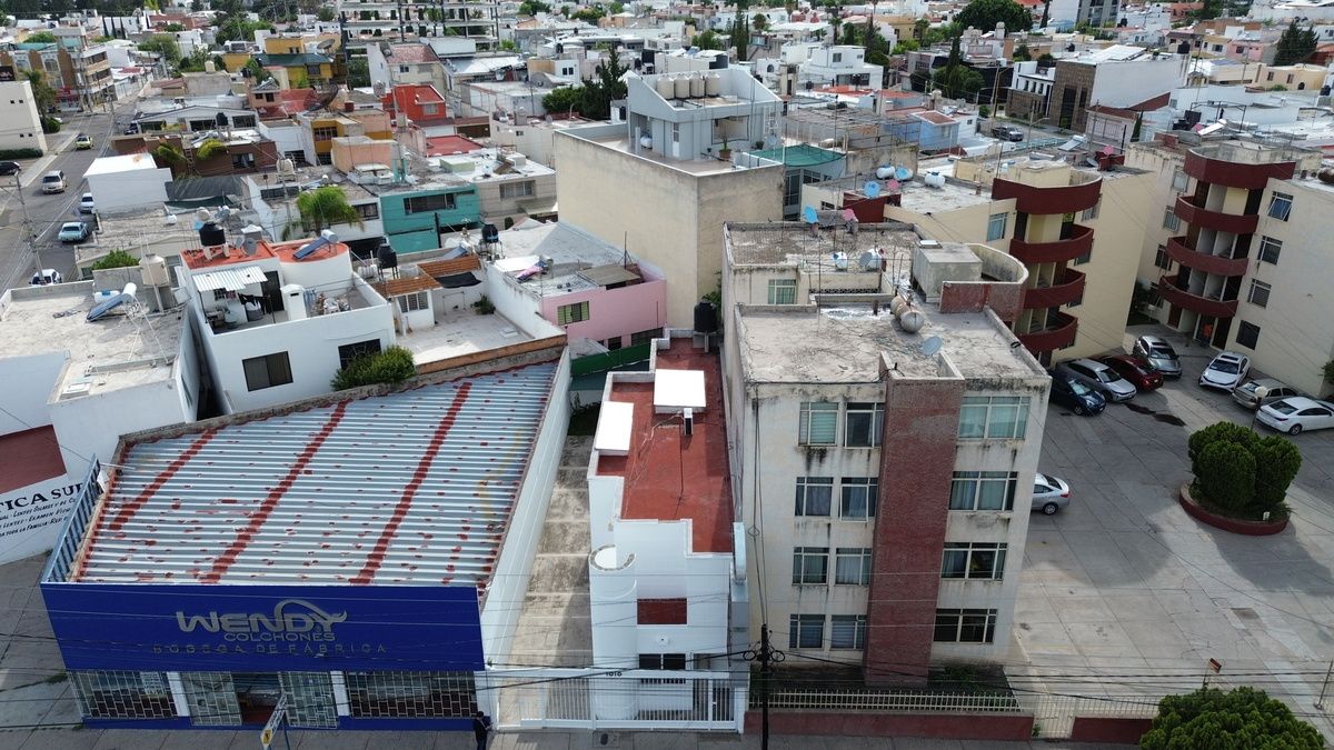 3 de 35: Vista aera hacia el interior de jardines, piniente