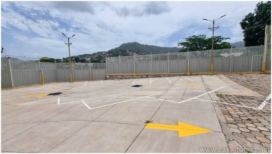 44 de 46: Amplio Parqueo