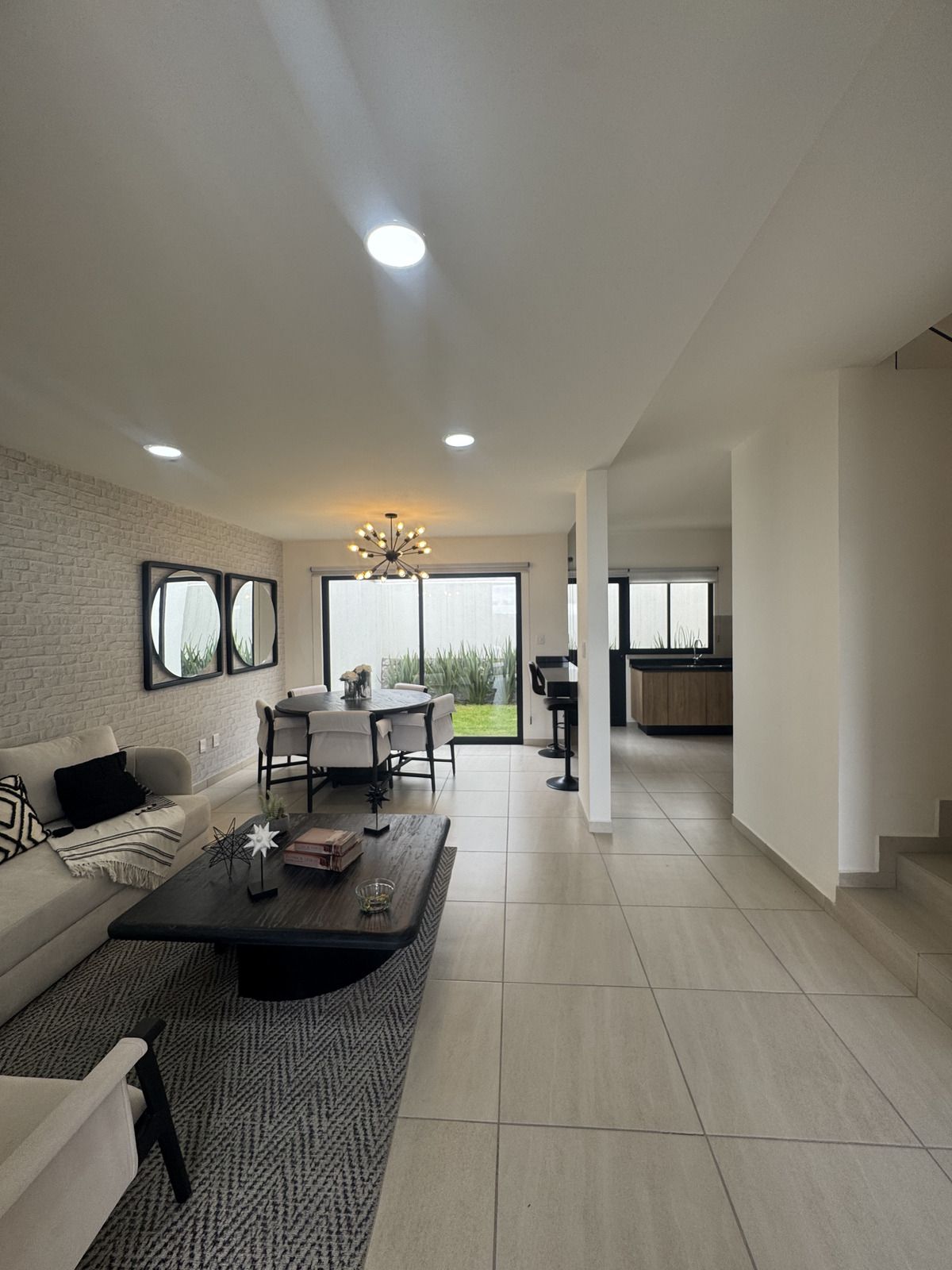 5 of 12: Sala