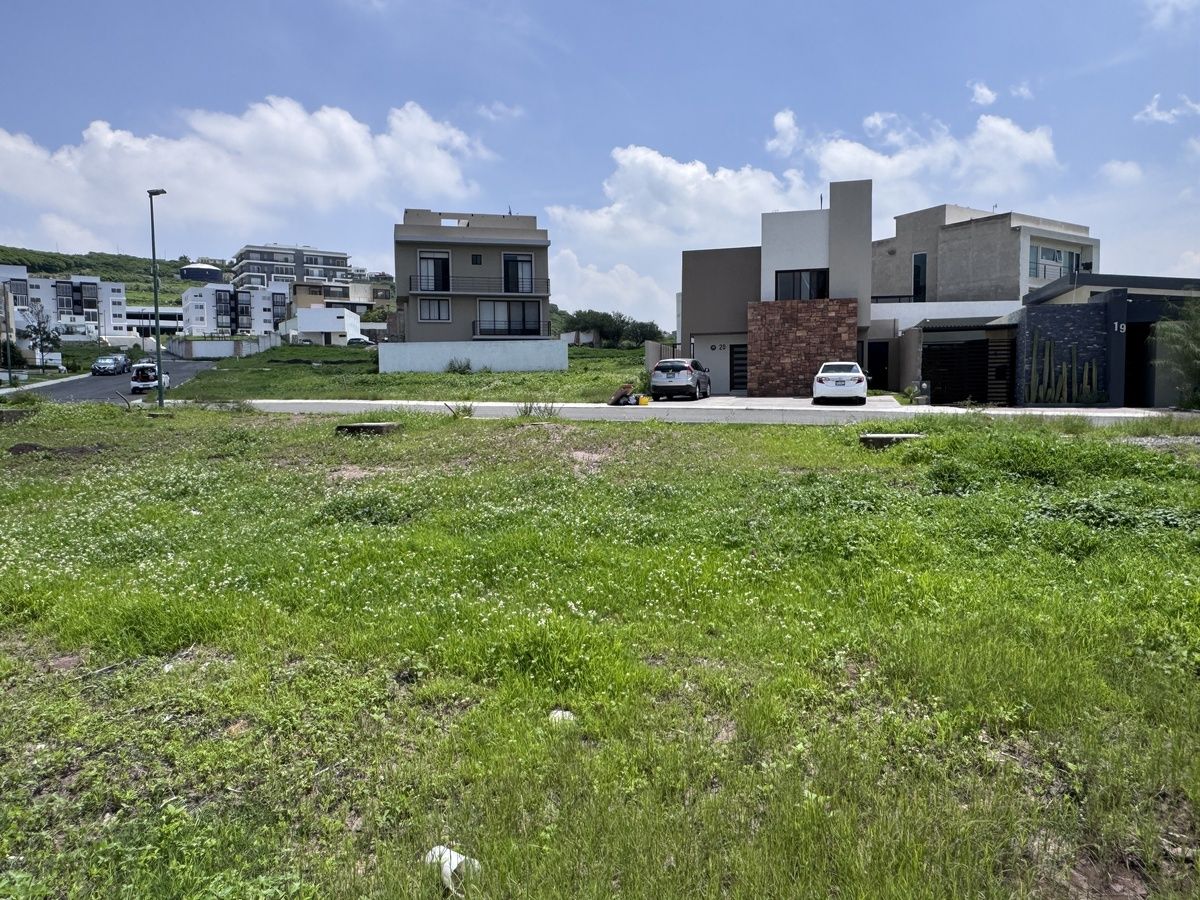 2 de 7: Vista del fondo del terreno