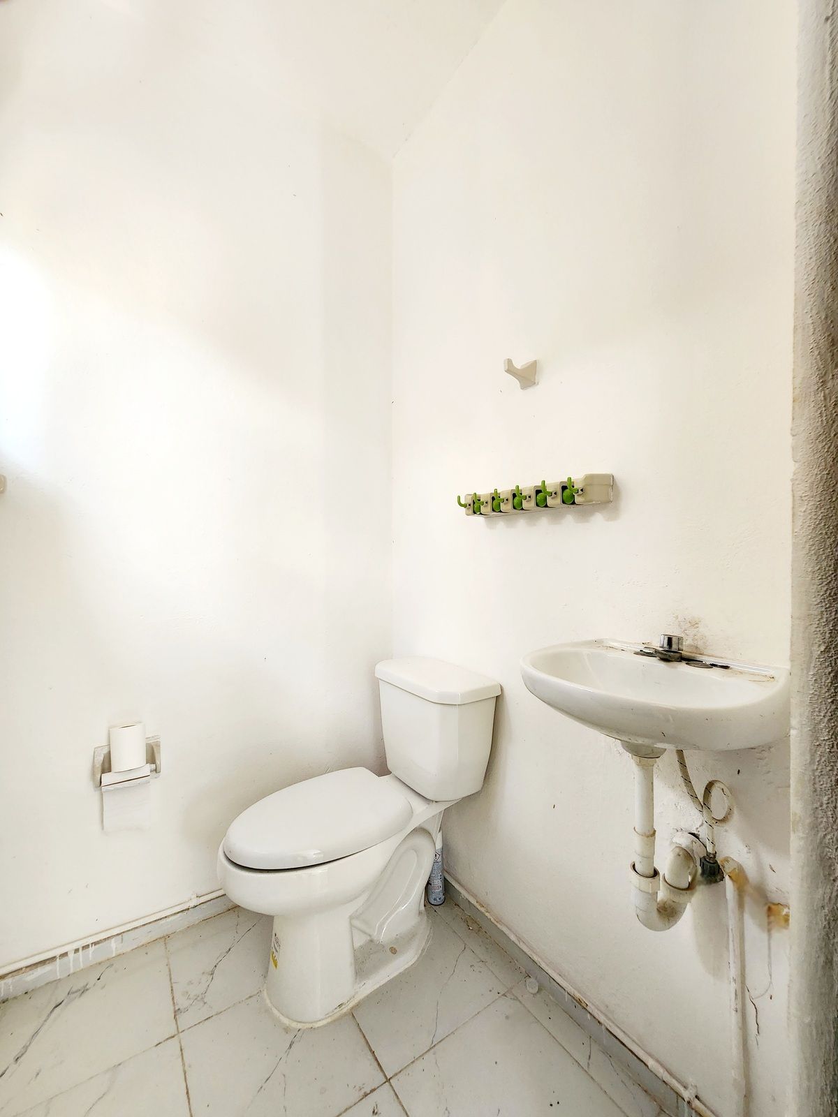 4 of 6: Medio baño