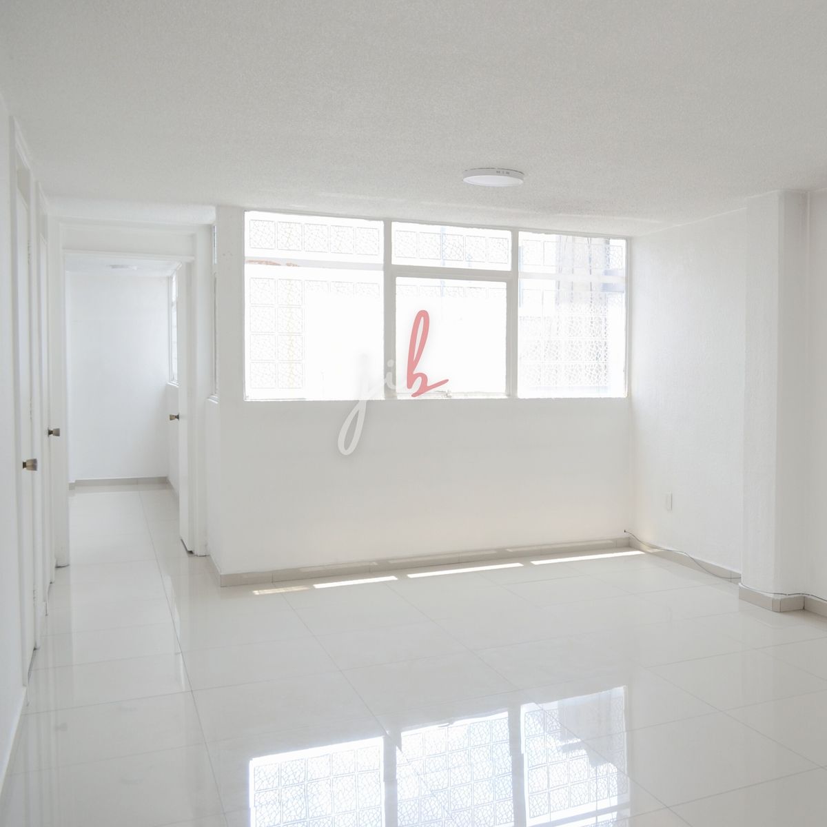4 de 14: Estancia con vista al acceso habitación