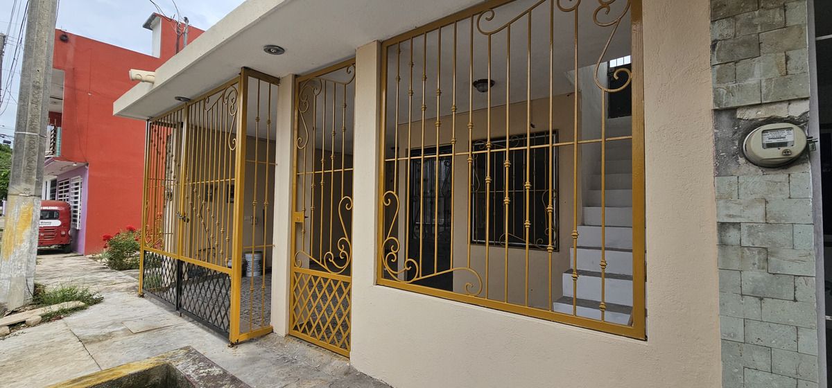 1 of 8: Fachada