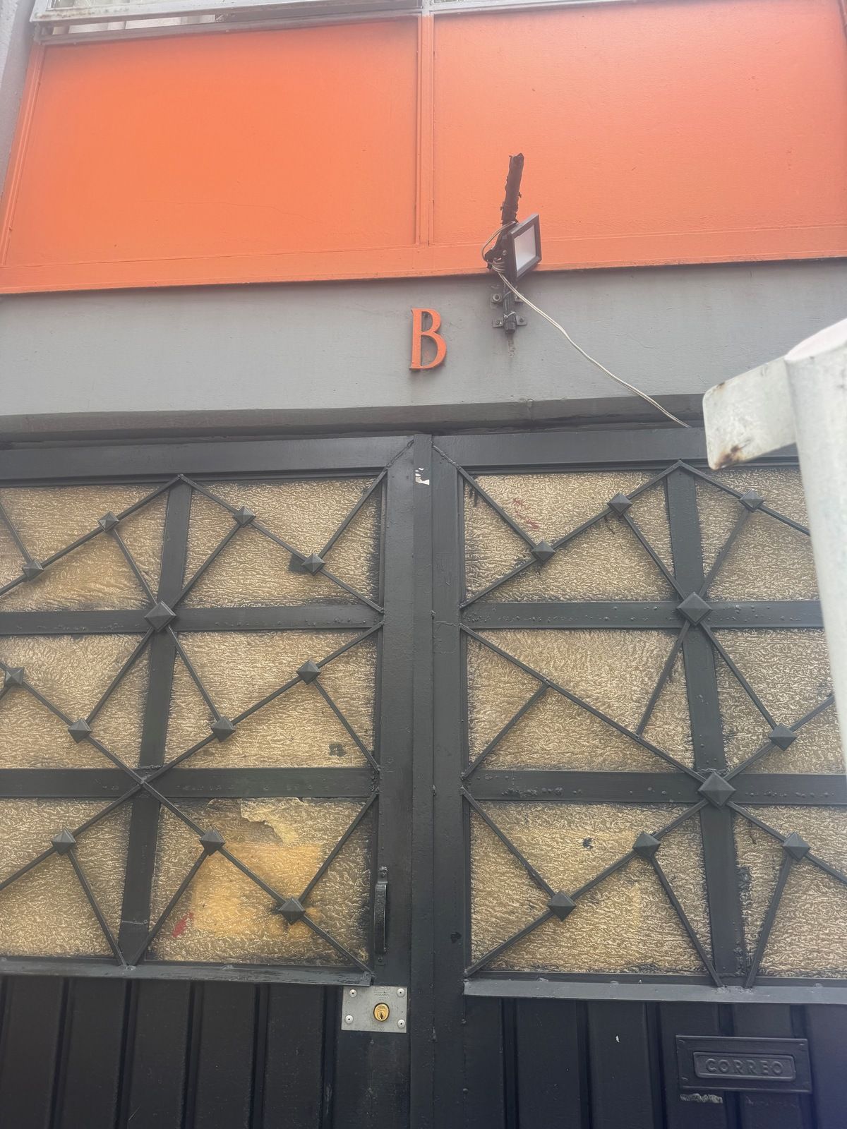 1 de 11: Entrada al Edificio
