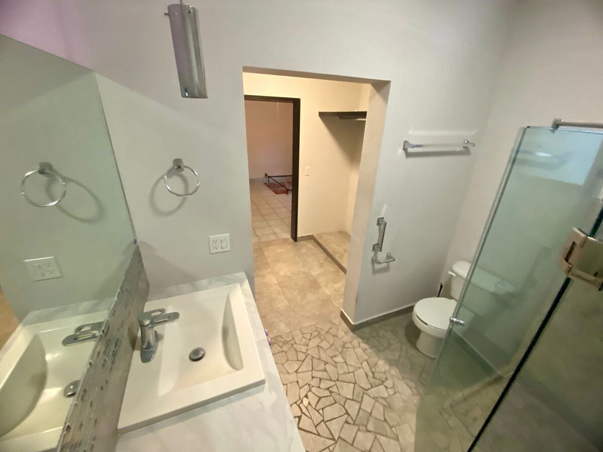 3 de 15: Baño principal con espejo de vanidad