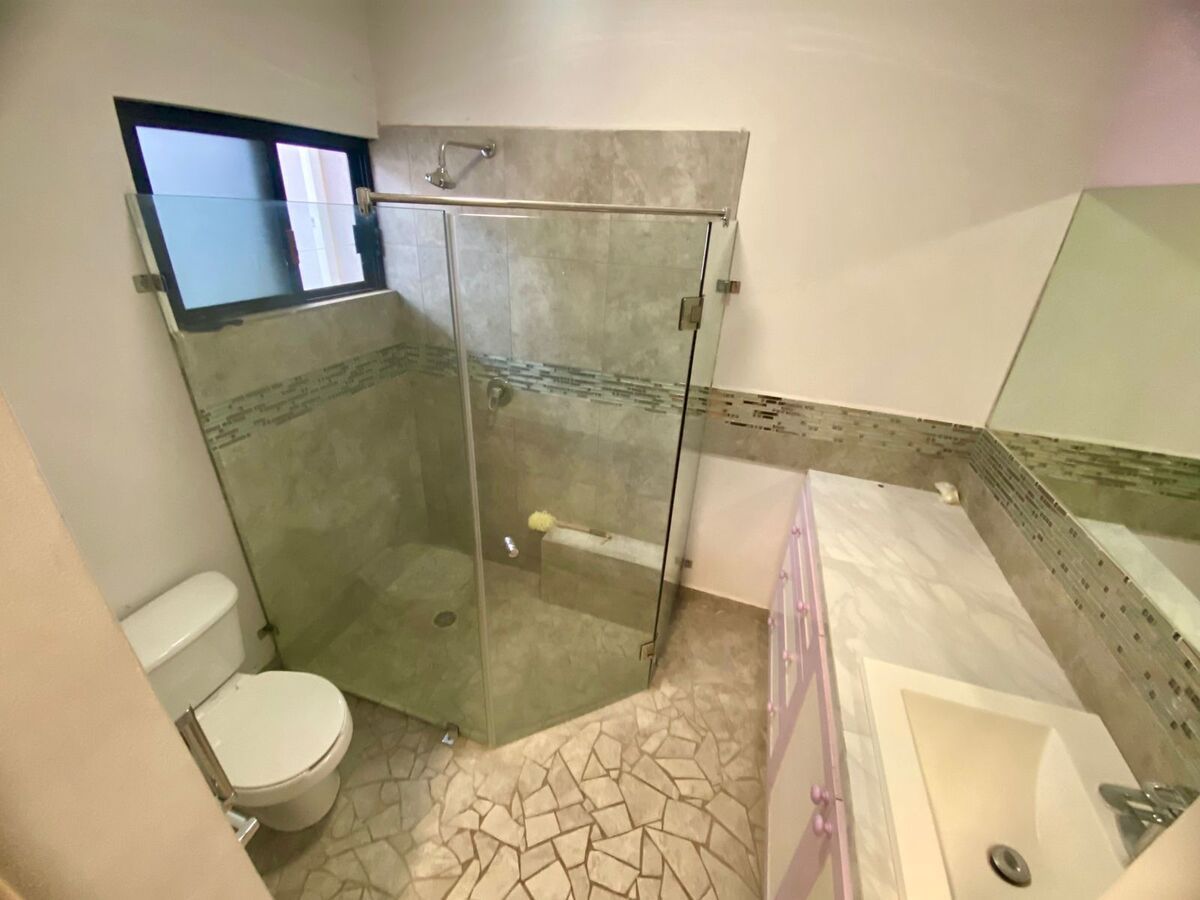 4 de 15: Baño principal amplio