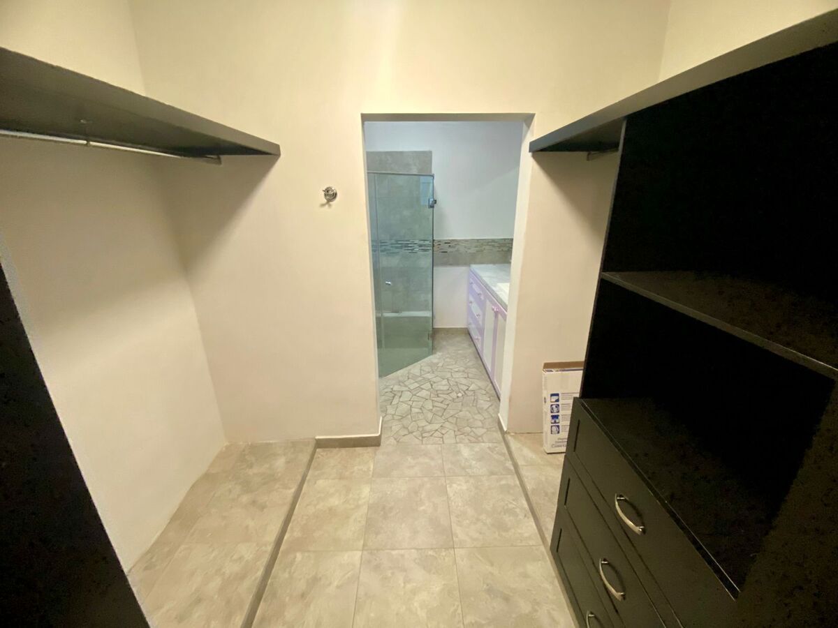 5 de 15: Baño principal con walking closet