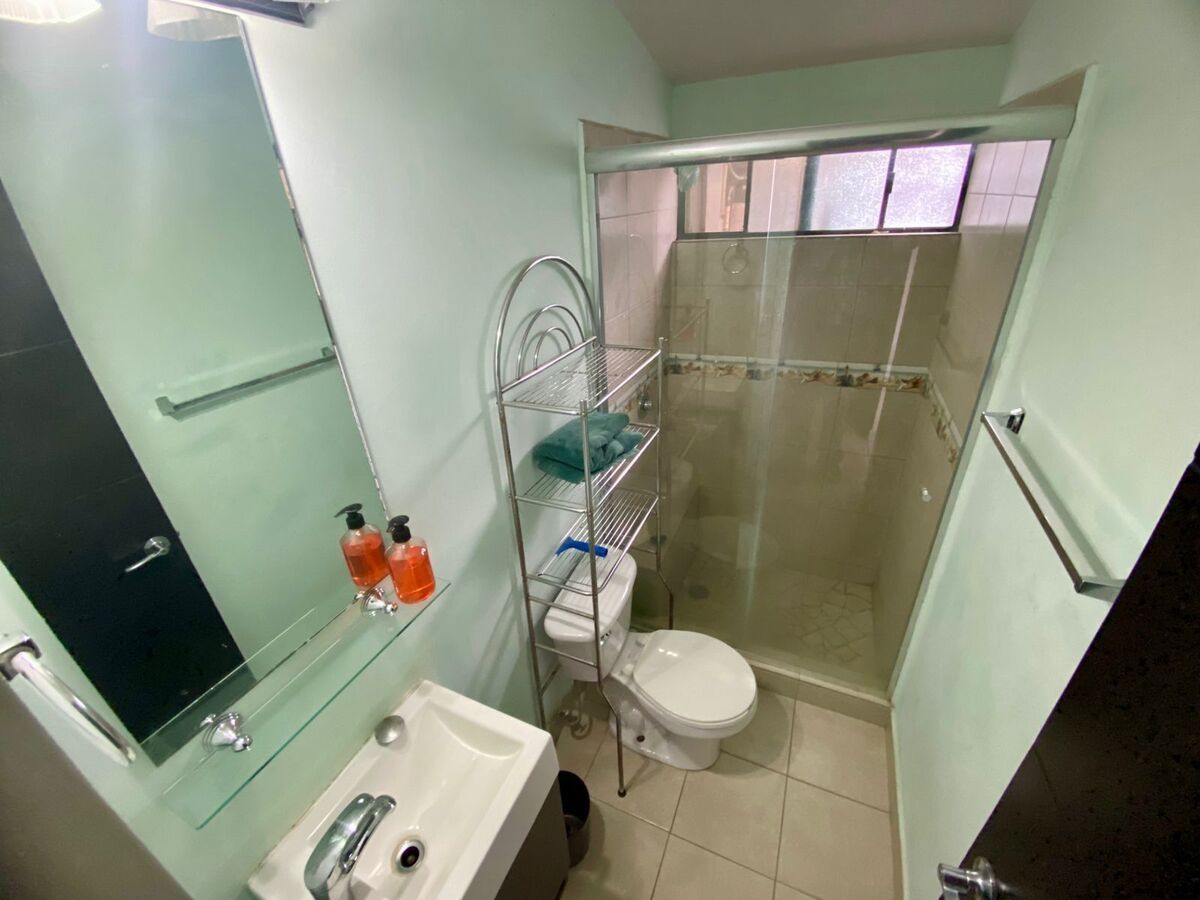 6 de 15: Baño secundario completo