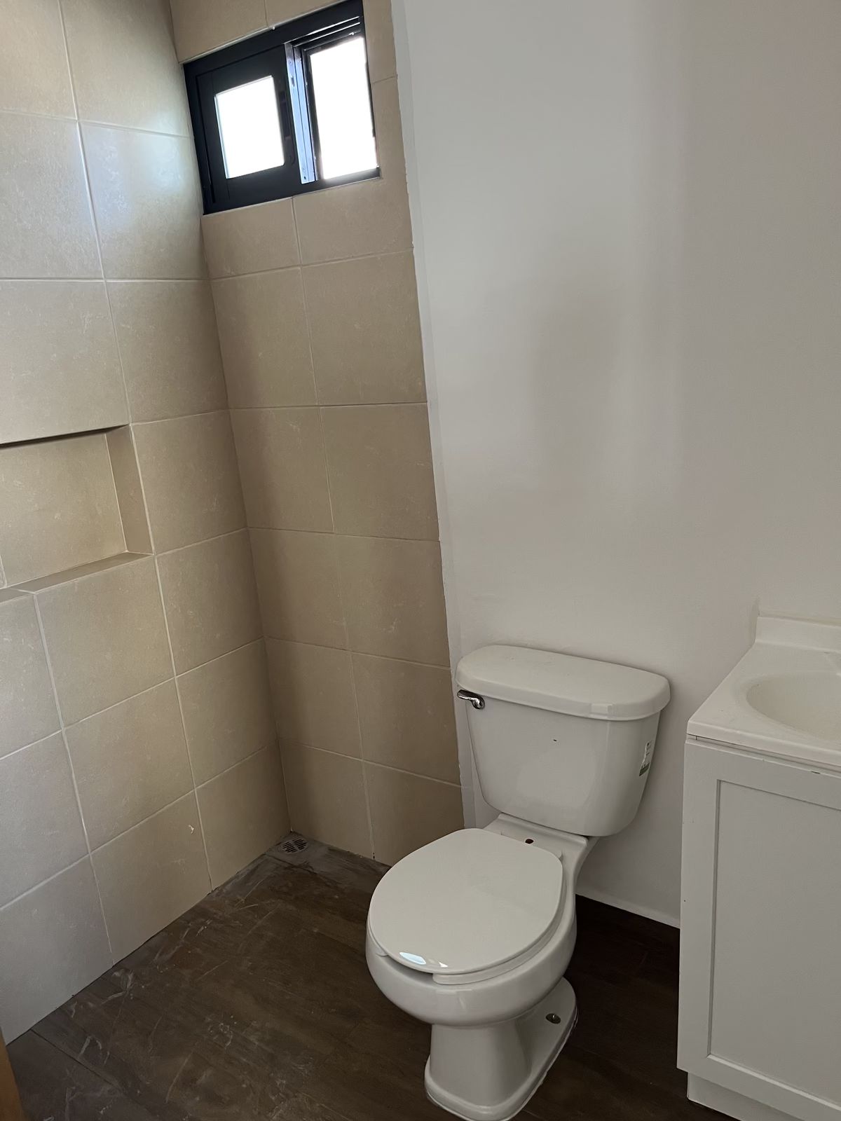 22 de 32: Baño de cuarto de servicio 3er nivel