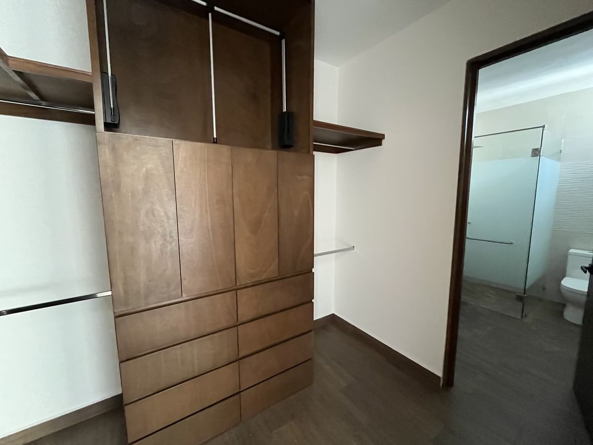 11 de 32: Closet recámara principal 2do piso