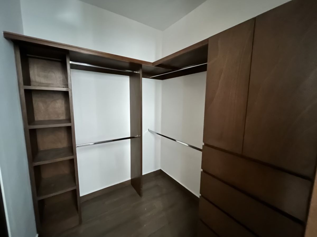 15 de 32: Closet recámara secundaria 1 2do piso