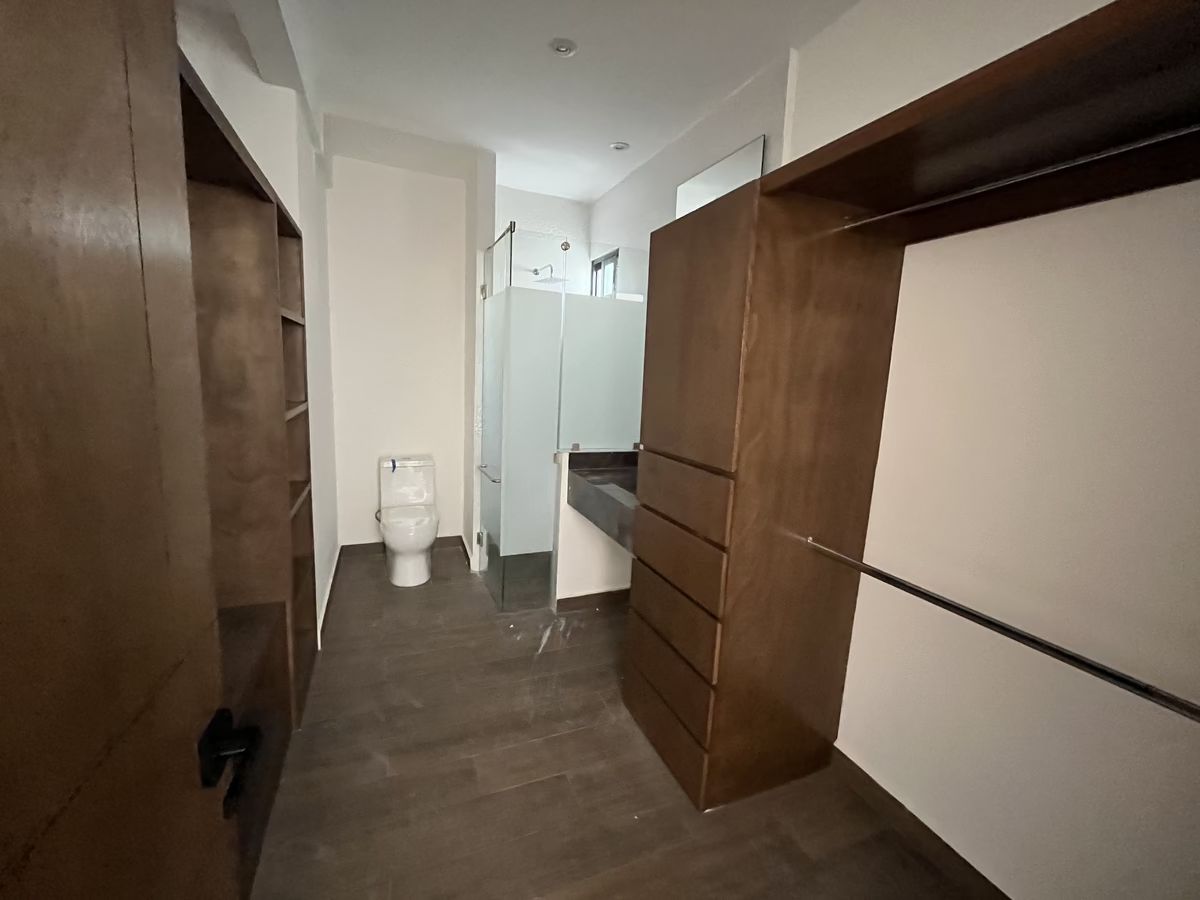 18 de 32: Closet y baño recámara secundaria 2 2do piso