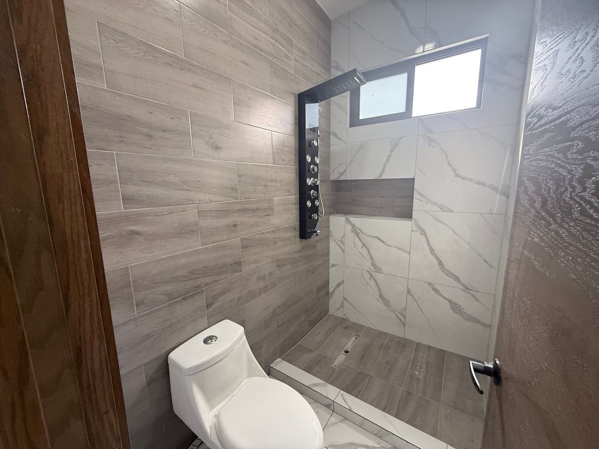 28 de 28: Baño completo compartido