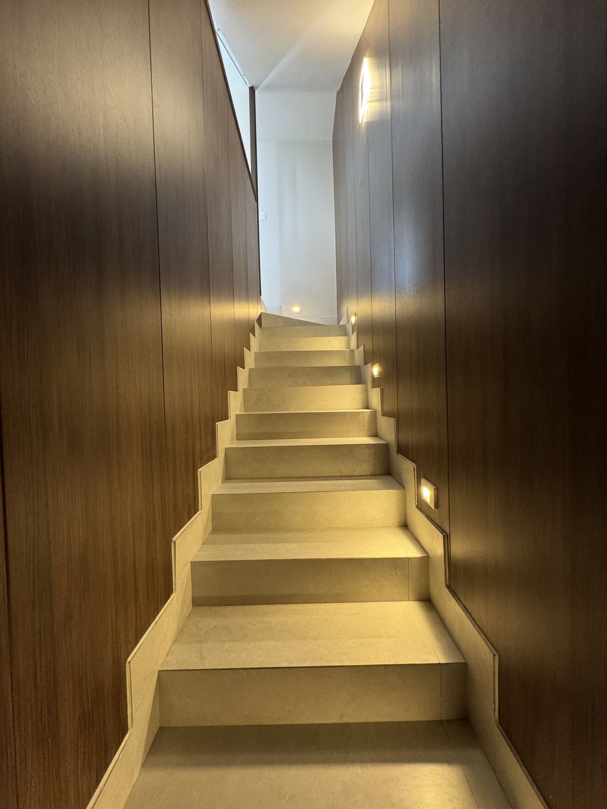 6 de 35: Escalera a sotano