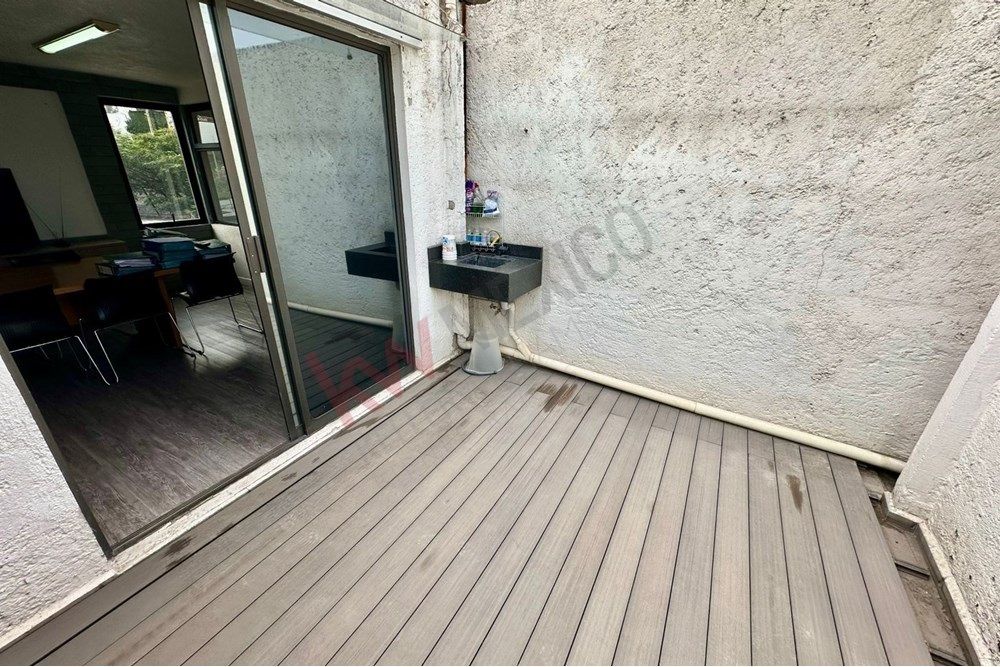 12 de 13: patio que da a la sala de juntas