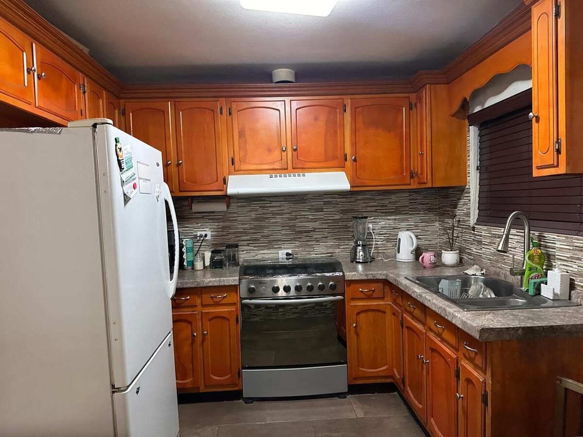 4 of 13: cocina equipada con barra