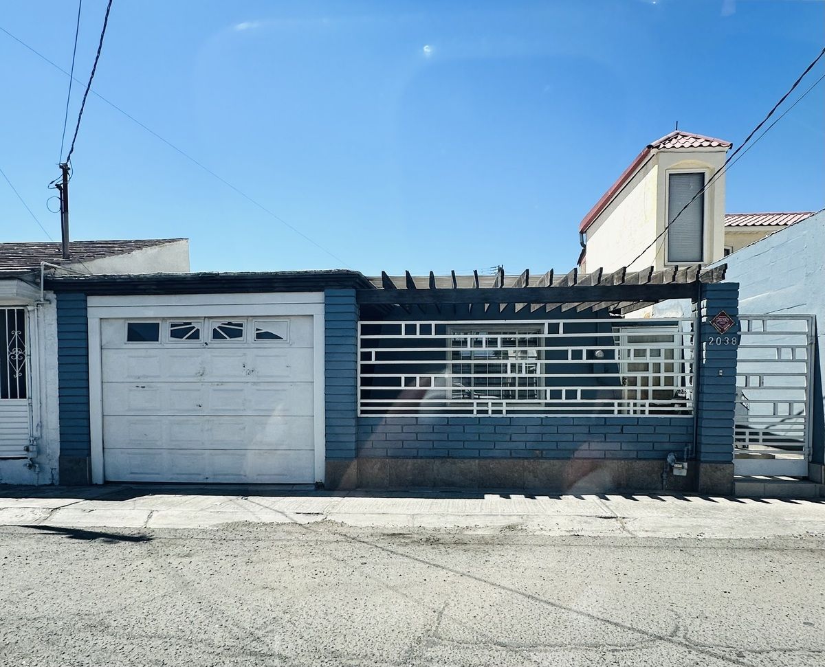 1 of 13: fachada principal