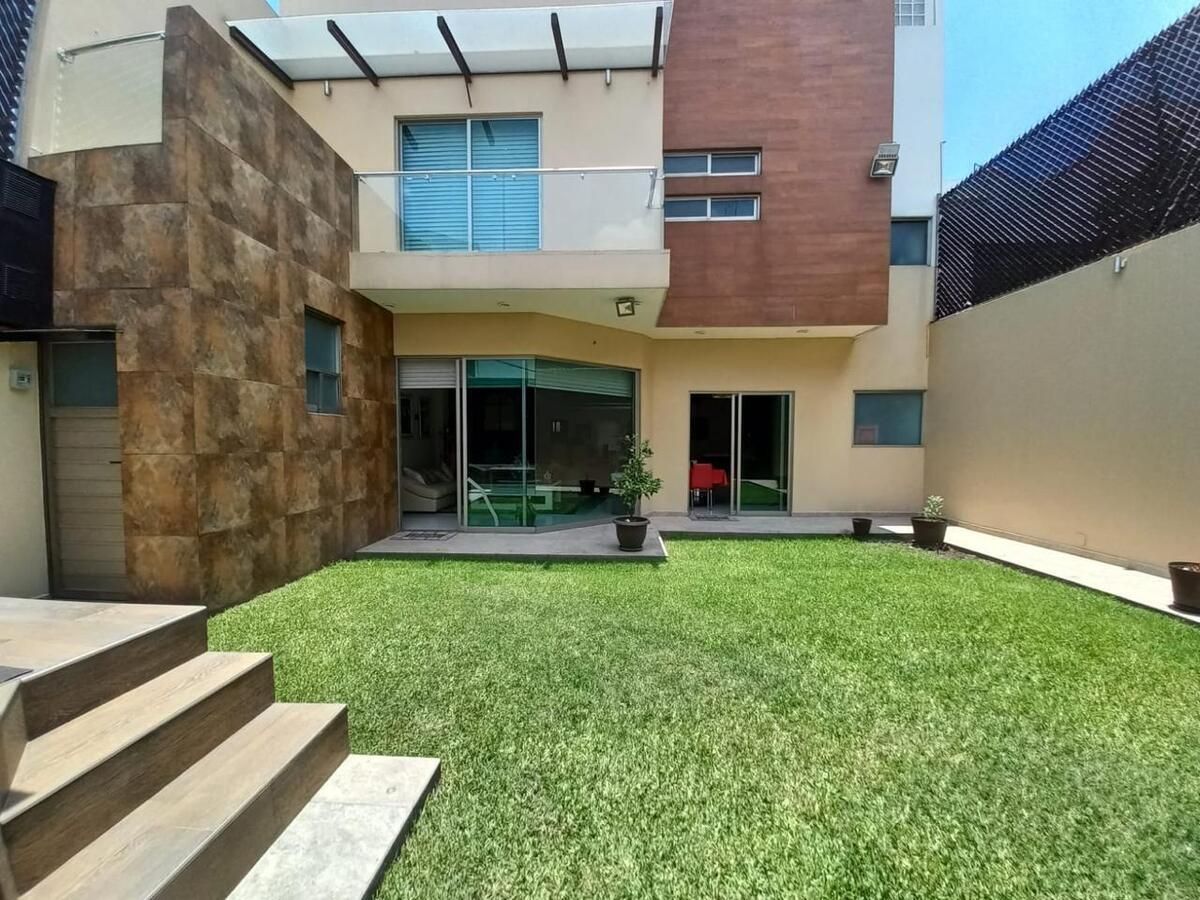 1 of 14: Jardín trasero