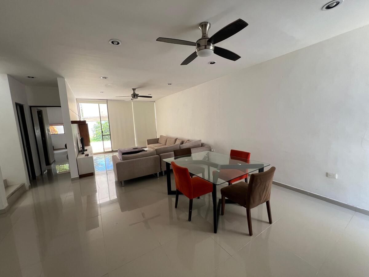 1 of 11: Área de sala y comedor con ventilador y AC