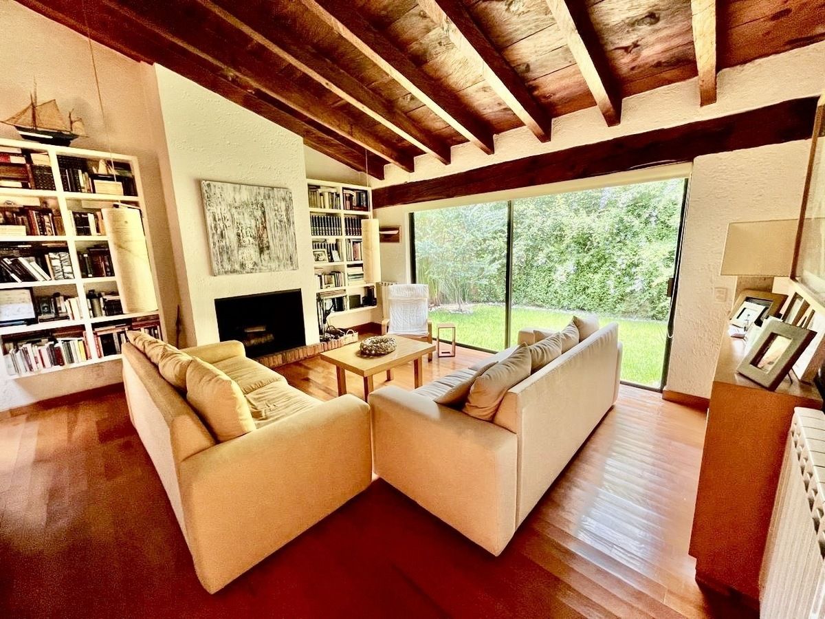 2 de 19: Sala con chimenea