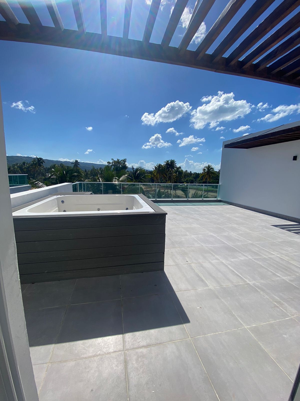 2 de 18: Jacuzzi y terraza