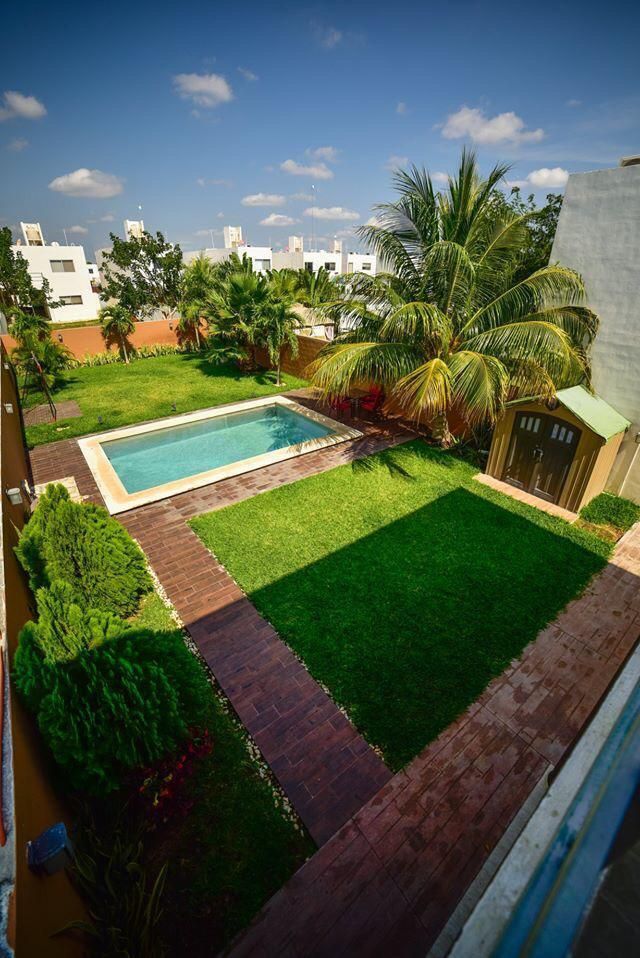 1 of 17: Terraza con jardin y piscina