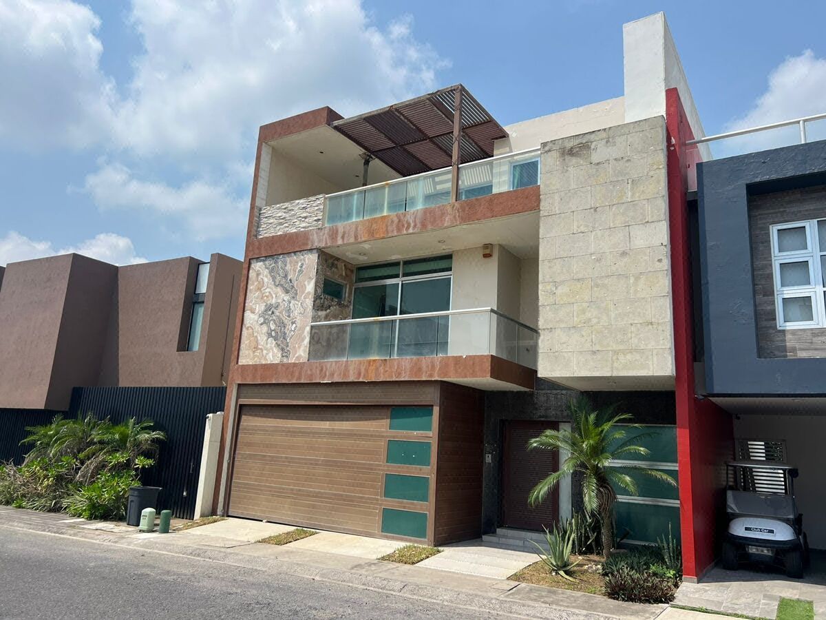 Casa de TRES NIVELES CON ALBERCA en venta Fracc. Lomas del Sol. ALVARADO, VER.