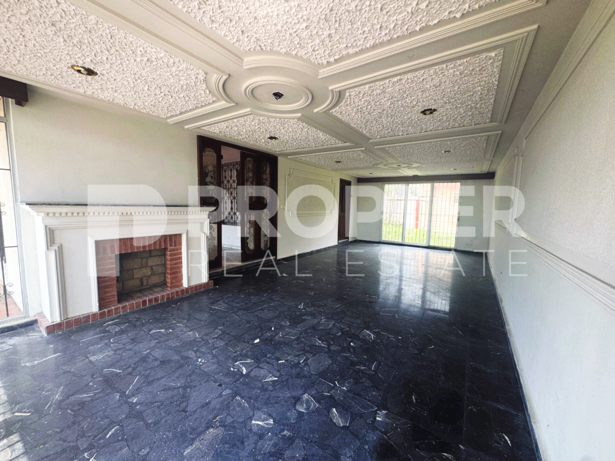4 of 21: Sala Comedor