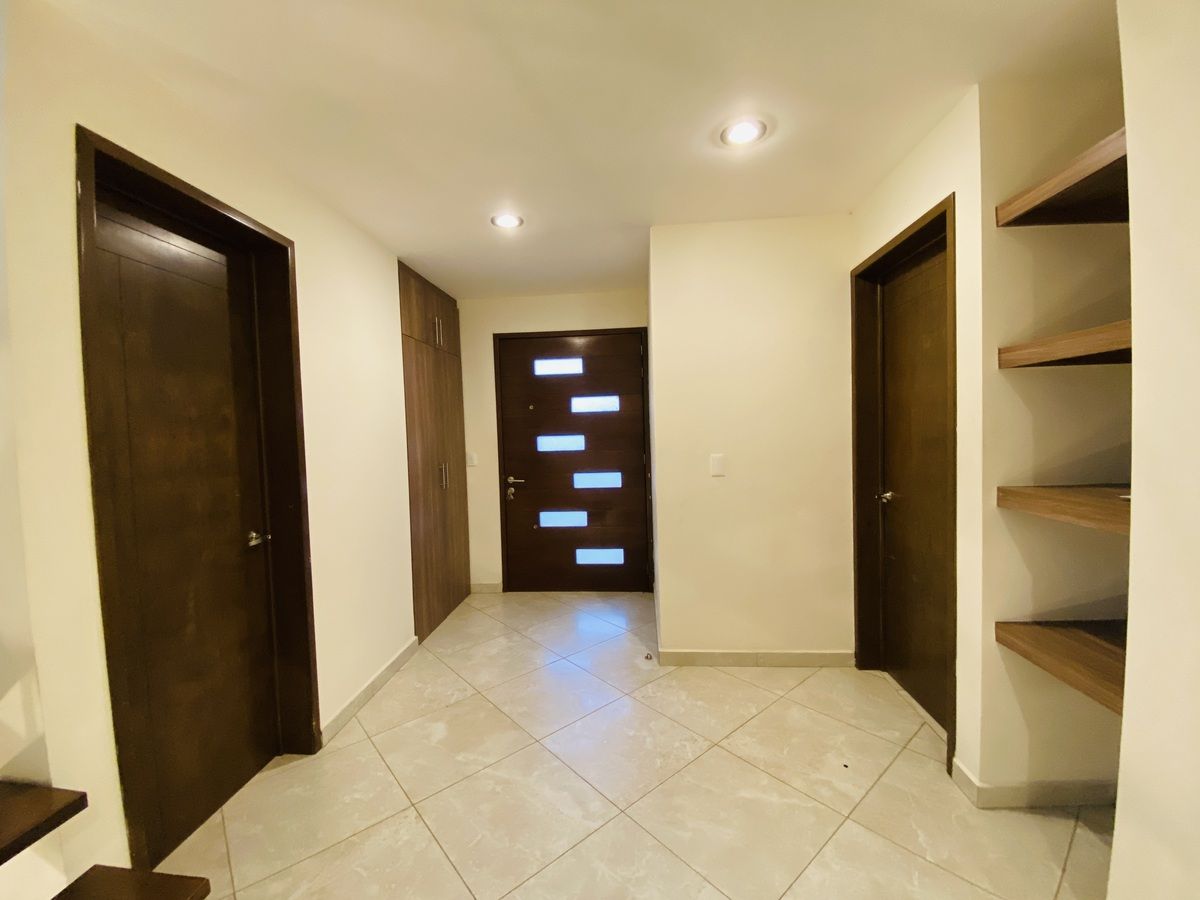 2 of 33: Acceso Principal, acceso al medio baño, closet para visitas