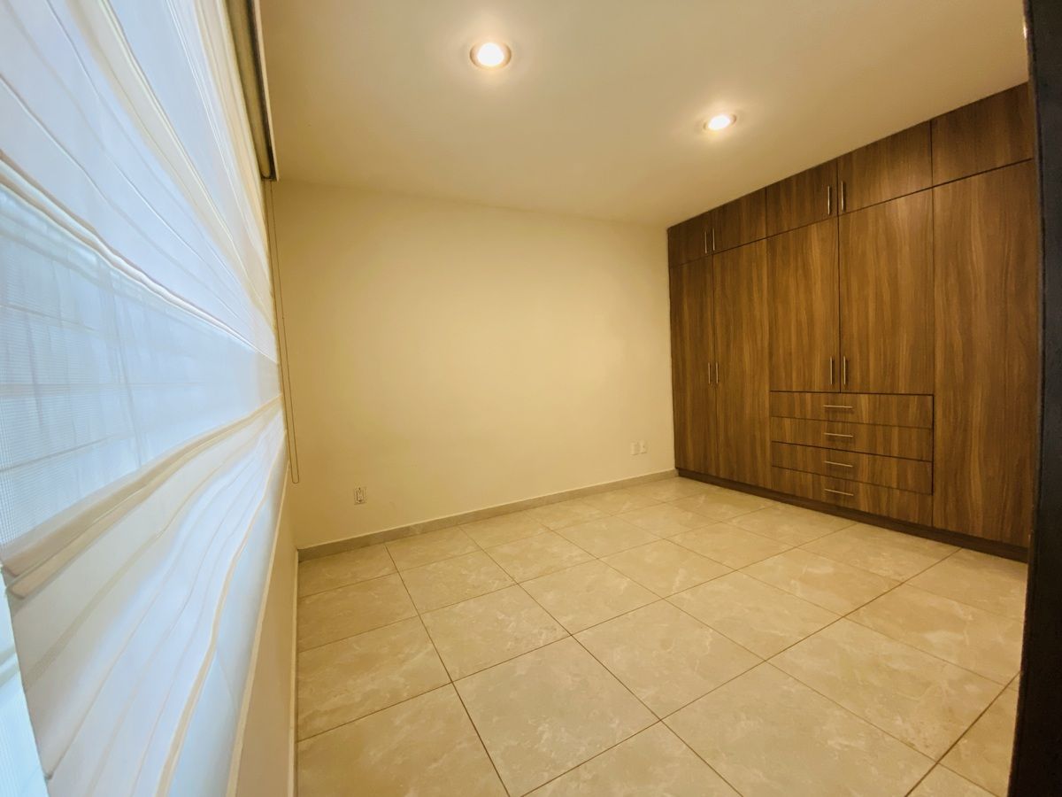 4 of 33: Recamara en plantaba con closet.