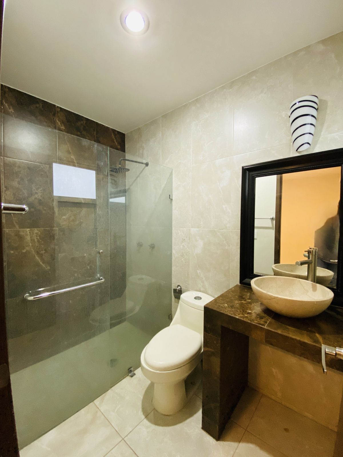 5 of 33: Baño completo en planta baja