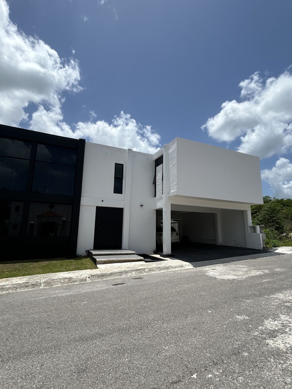 1 of 15: Fachada