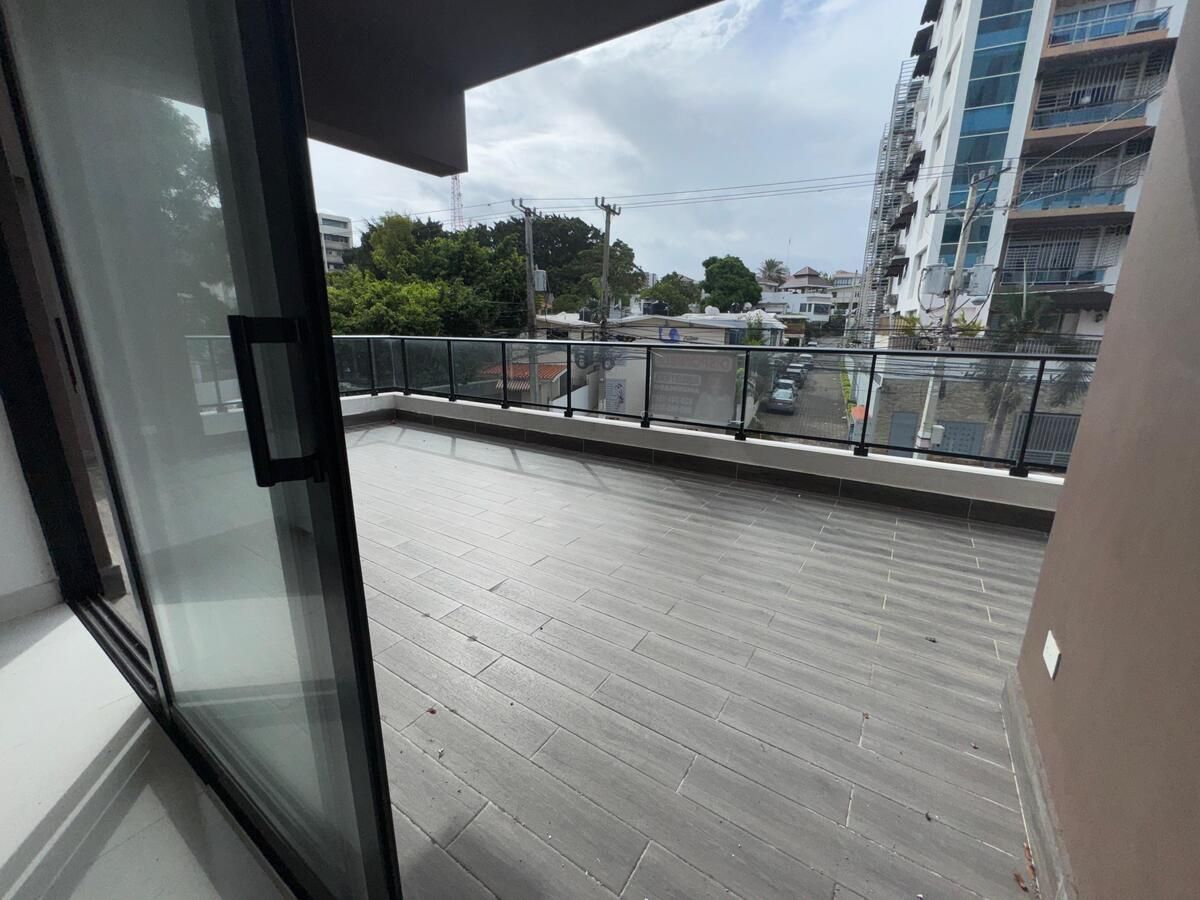 2 de 10: BALCóN PRIVADO