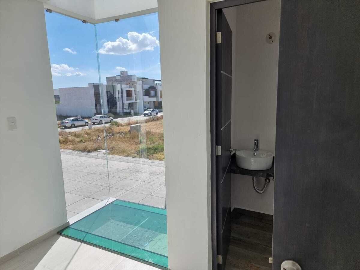 4 of 14: VENTANA, BAÑO