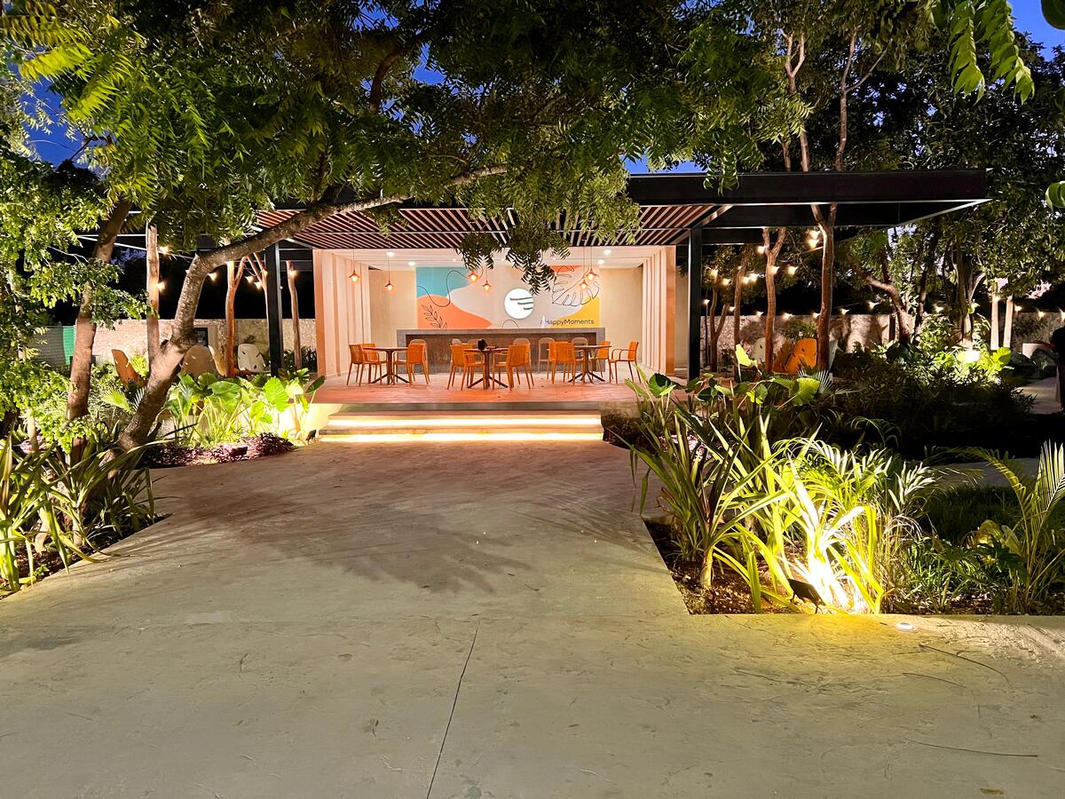 15 of 21: Terraza Social